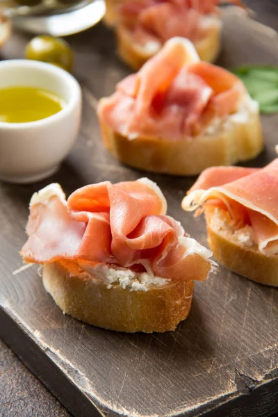 Toast with serrano ham (jamon, prosciutto crudo, hamon), traditi — Stock Photo, Image