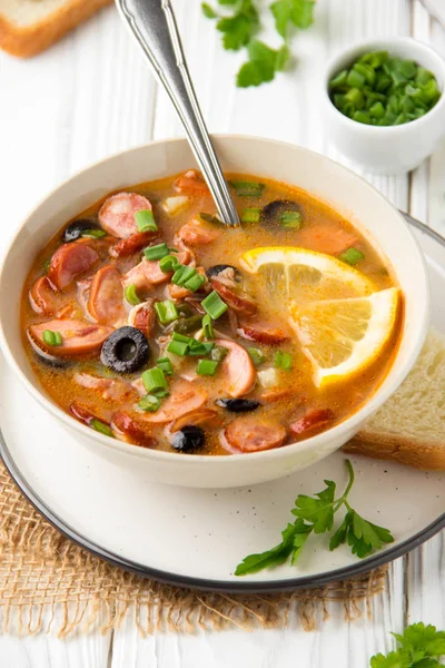 Traditional Russian soup Solyanka with beef, chicken, sausage, l — Stock Photo, Image