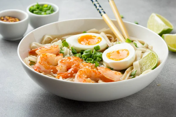 Sup Jepang dengan mie gandum, udang goreng, telur rebus — Stok Foto