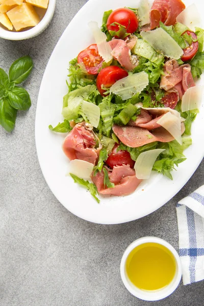 Salade met Jamon (Parma, ham, Serrano, prosciutto), Parmezaanse kaas — Stockfoto
