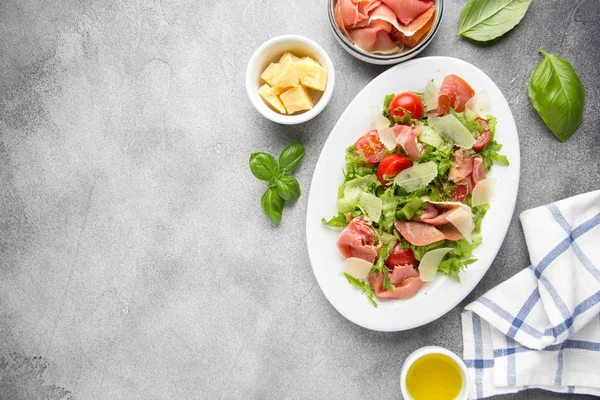 Salada com jamon (parma, presunto, serrano, prosciutto), parmesão che — Fotografia de Stock