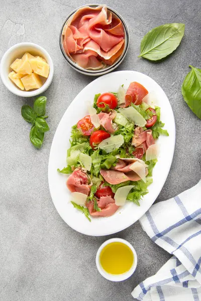 Salad with jamon (parma, ham, serrano, prosciutto), parmesan che — Stock Photo, Image