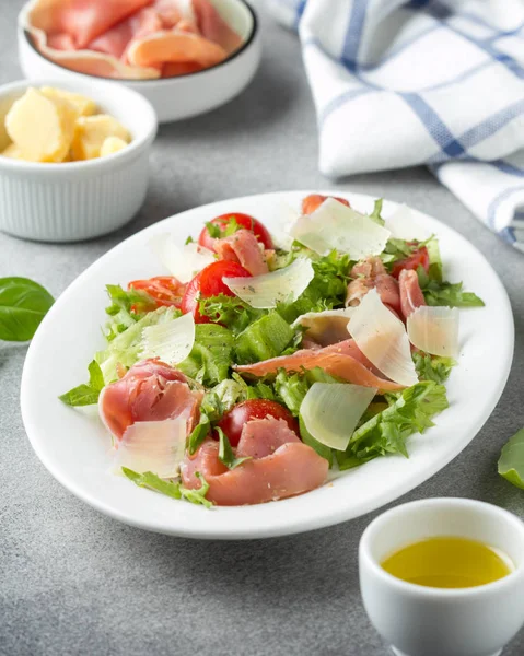 Salade met Jamon (Parma, ham, Serrano, prosciutto), Parmezaanse kaas — Stockfoto