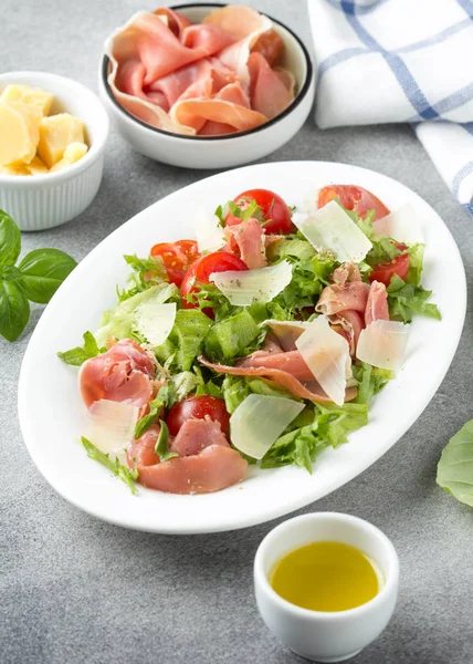 Insalata con marmellata (parma, prosciutto, serrano, prosciutto), parmigiano che — Foto Stock