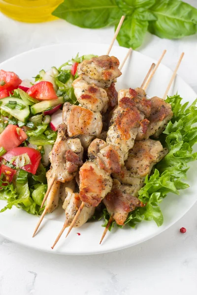 Meat Kebab (kip, kalkoen, varkensvlees) op houten Spiesjes met veget — Stockfoto