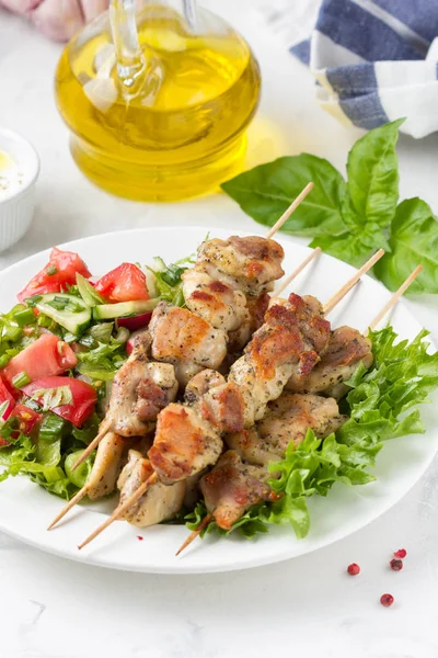 Meat kebabs (chicken, Turkey, pork) on wooden skewers with veget — Stock Photo, Image