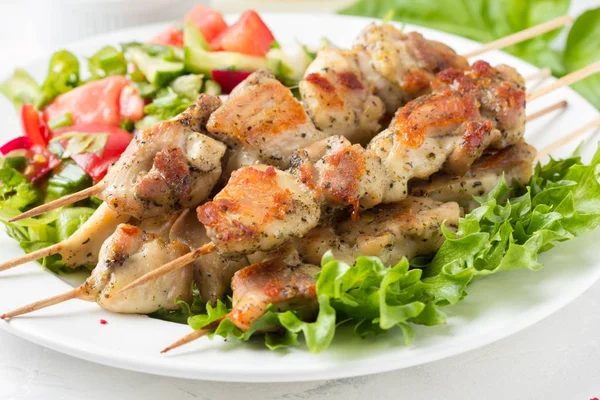 Meat kebabs (chicken, Turkey, pork) on wooden skewers with veget — Stock Photo, Image