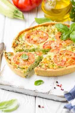 Sebze quiche (kabak, domates, peynir, otlar, yeşil o