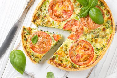 Sebze quiche (kabak, domates, peynir, otlar, yeşil o