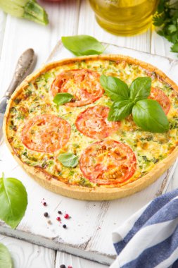 Sebze quiche (kabak, domates, peynir, otlar, yeşil o