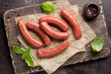 Et (sığır eti, domuz eti, kuzu) ve baharat, ho ile Çiğ ızgara sosis