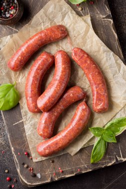 Et (sığır eti, domuz eti, kuzu) ve baharat, ho ile Çiğ ızgara sosis