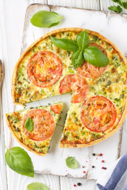 Sebze quiche (kabak, domates, peynir, otlar, yeşil o