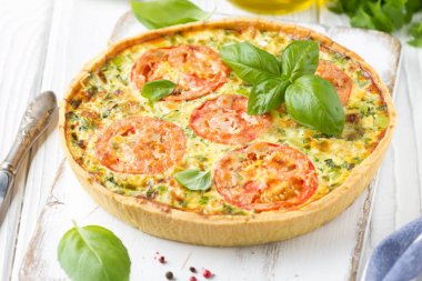 Sebze quiche (kabak, domates, peynir, otlar, yeşil o