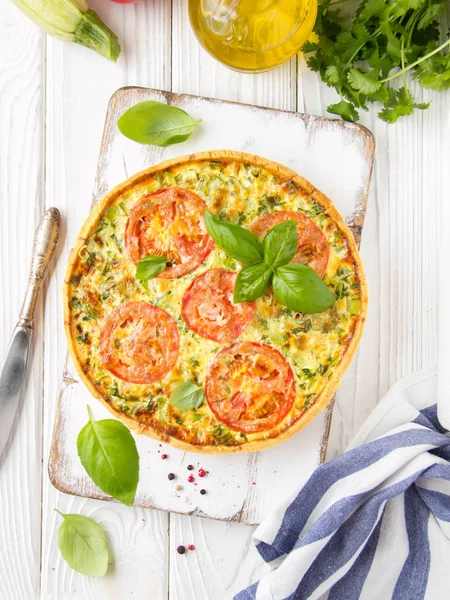 Quiche met groenten (Squash, tomaten, kaas, kruiden, groene o — Stockfoto
