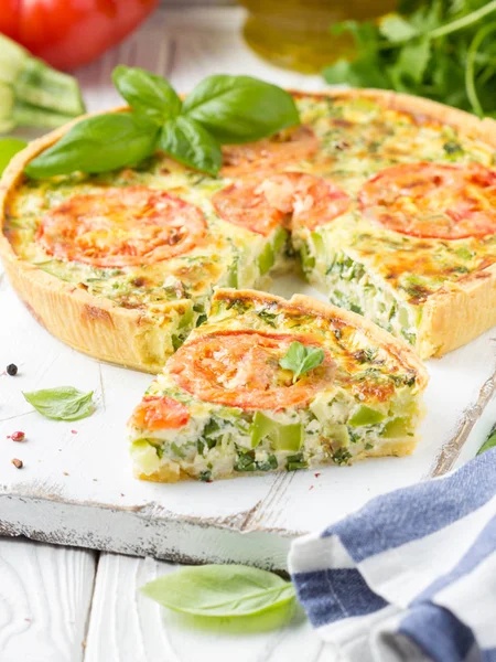 Quiche with vegetables (squash, tomatoes, cheese, herbs, green o — Stock Photo, Image