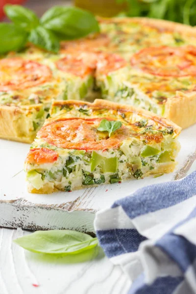 Quiche with vegetables (squash, tomatoes, cheese, herbs, green o — Stock Photo, Image