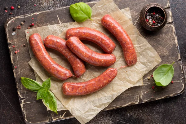 Saucisses crues grillées à la viande (boeuf, porc, agneau) et aux épices, ho — Photo