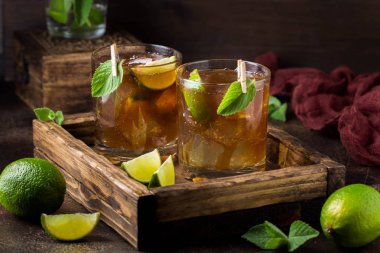 Limonlu Viski Kola kokteyli, nane ve buz i cam. Rom, alco