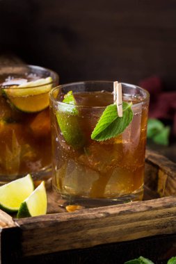 Limonlu Viski Kola kokteyli, nane ve buz i cam. Rom, alco