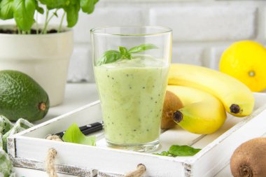 Muz, kivi, fesleğen ve avokado ile yeşil yüzlü. Lezzetli h