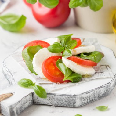 Mozzarella, sulu domates ve taze Fesleğen ile Caprese salatası. Del