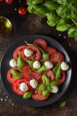 Mini mozzarella, sulu domates ve taze Fesleğen ile Caprese salatası