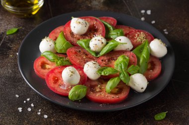 Mini mozzarella, sulu domates ve taze Fesleğen ile Caprese salatası