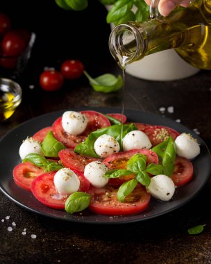 Mini mozzarella, sulu domates ve taze Fesleğen ile Caprese salatası