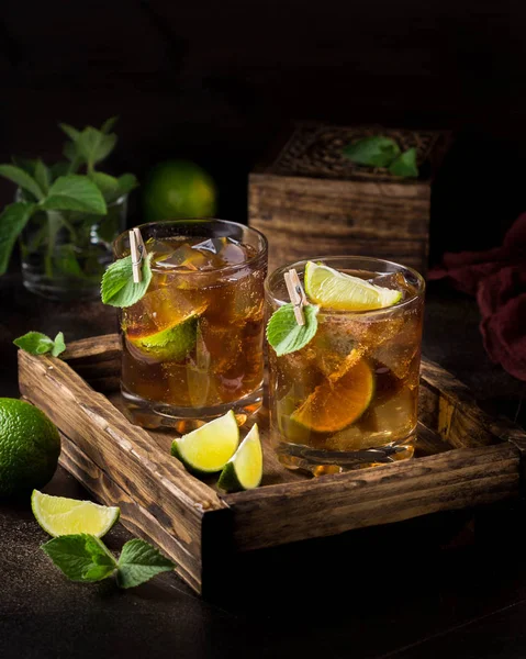 Whiskey Cola cocktail com limão, hortelã e gelo i vidro. Rum, alco — Fotografia de Stock
