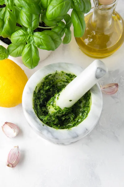 Marinade verte dans un mortier d'herbes Basilic, persil, noix. Delici — Photo