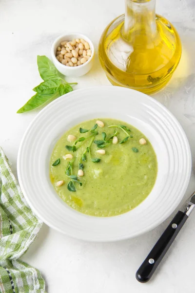 Bezelye, ıspanak, çam ile brokoli sebze yeşil krema çorbası — Stok fotoğraf