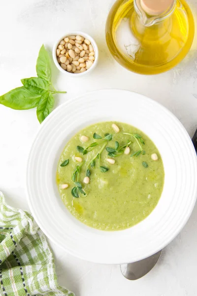 Minestra di crema verde vegetale di piselli, spinaci, broccoli con pino — Foto Stock