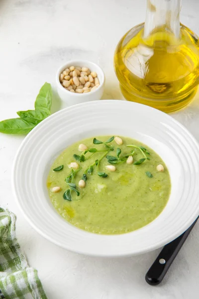 Bezelye, ıspanak, çam ile brokoli sebze yeşil krema çorbası — Stok fotoğraf