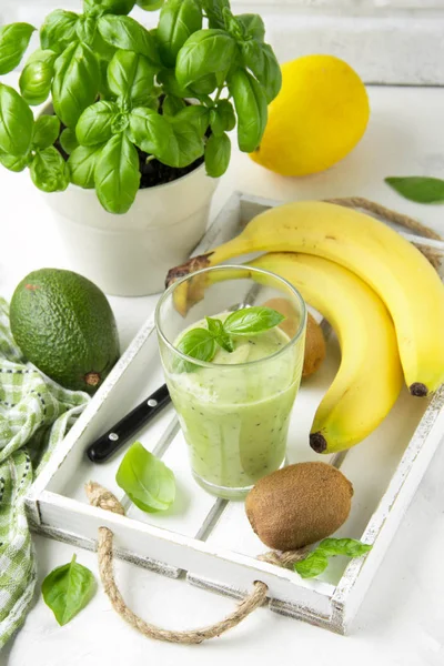 Green smoothie with banana, kiwi, Basil and avocado. Delicious h — Stock Photo, Image