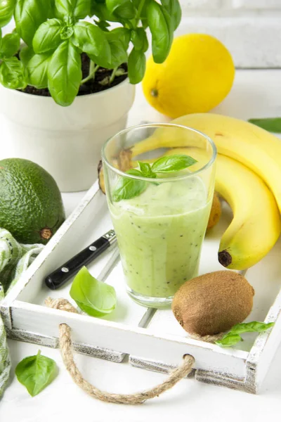 Grön smoothie med banan, kiwi, basilika och avokado. (Hallby) — Stockfoto