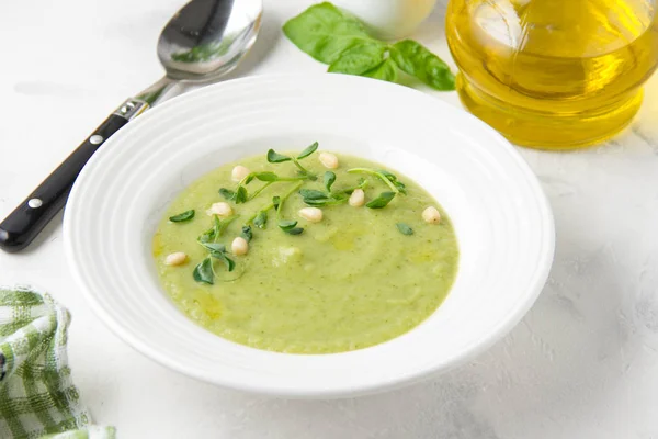 Vegetable green cream soup of peas, spinach, broccoli with pine — Stock Photo, Image