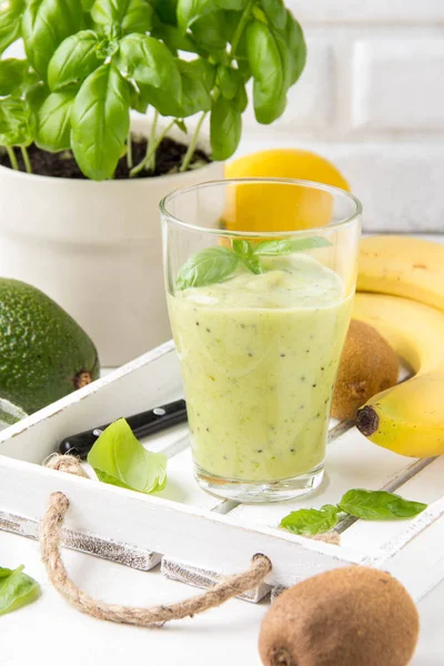 Smoothie verde com banana, kiwi, manjericão e abacate. Delicioso h — Fotografia de Stock