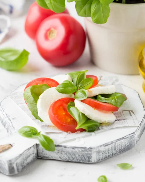 Caprese-Salat mit Mozzarella, saftigen Tomaten und frischem Basilikum. del — Stockfoto