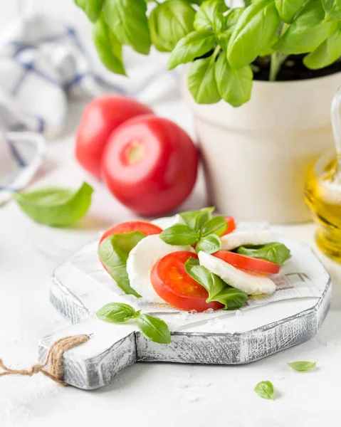 Caprese salad with mozzarella, juicy tomato and fresh Basil. Del — Stock Photo, Image