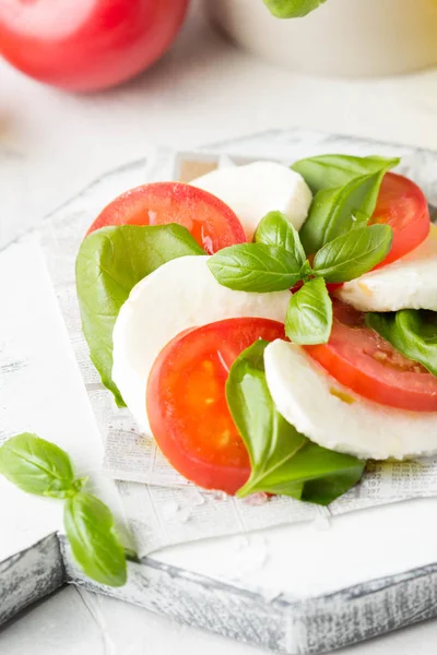 Caprese salad with mozzarella, juicy tomato and fresh Basil. Del — Stock Photo, Image