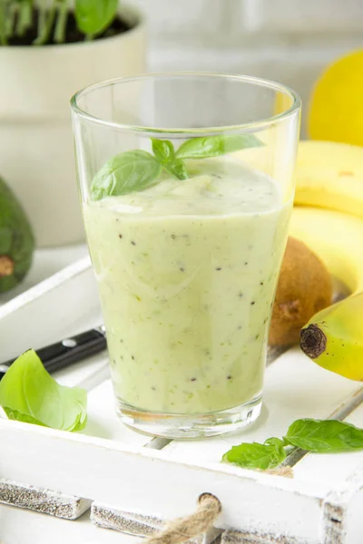 Grüner Smoothie mit Banane, Kiwi, Basilikum und Avocado. lecker h — Stockfoto