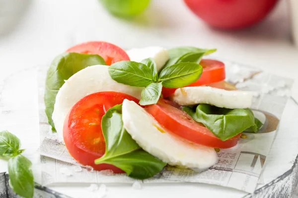 Caprese salad with mozzarella, juicy tomato and fresh Basil. Del — Stock Photo, Image