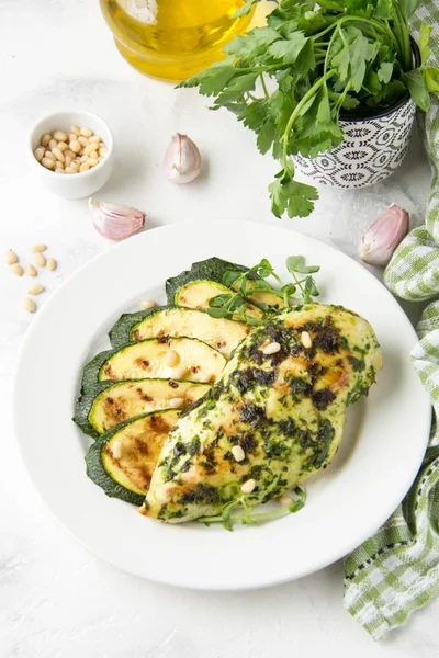 Grilled chicken fillet with green herb marinade, with slices of — Stock Photo, Image