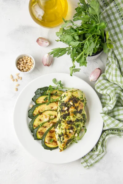 Grilled chicken fillet with green herb marinade, with slices of — Stock Photo, Image