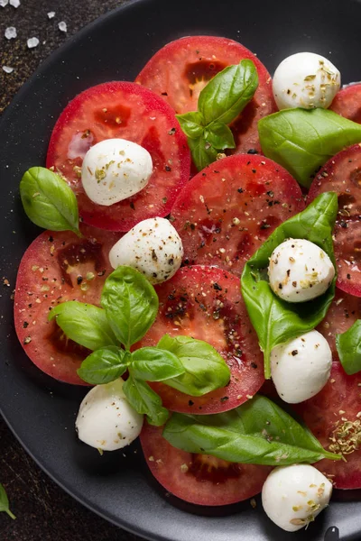 Caprese salad with mini mozzarella, juicy tomato and fresh Basil — Stock Photo, Image