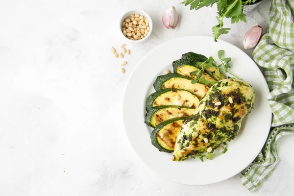 Gegrilltes Hühnerfilet mit grüner Kräutermarinade, mit Scheiben — Stockfoto