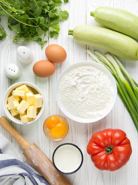 Ingredientes para cocinar quiche con verduras (calabaza, tomates —  Fotos de Stock