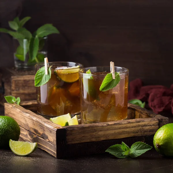 Whiskey Cola cocktail com limão, hortelã e gelo i vidro. Rum, alco — Fotografia de Stock