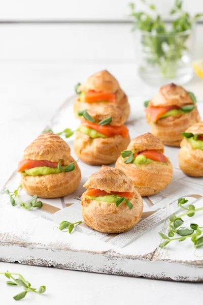 Snack tårtor Profiteroles med grön ärtkräm och laxröd FIS — Stockfoto